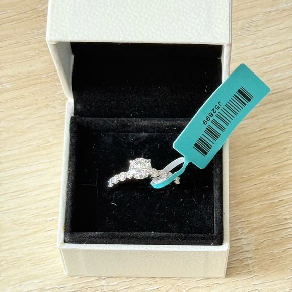 Jays Jewelers Jewelry - Elegant Sterling Silver Moissanite Ring size 7